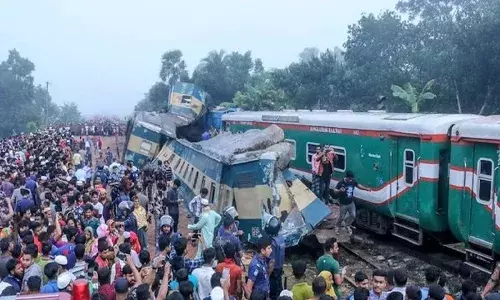 बांग्लादेश में उपद्रवियों ने ट्रेन में आग लगाई, चार की मौत