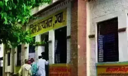 नसबंदी के बाद महिलाओं को लिटाया जमीन पर