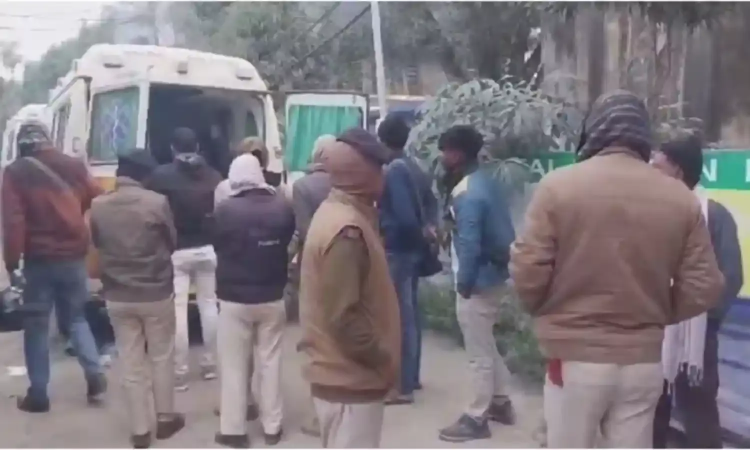 बिहार: शराब तस्कर ने दारोगा को गाड़ी से रौंदा, होमगार्ड जवान घायल बिहार: शराब तस्कर ने दारोगा को गाड़ी से रौंदा, होमगार्ड जवान घायल