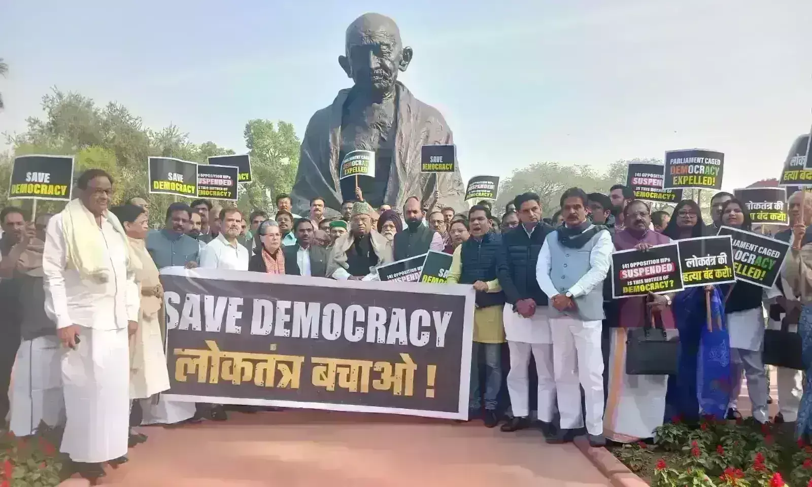 निलंबित सांसदों ने संसद भवन परिसर में किया प्रदर्शन, खड़गे ने बताया गलत