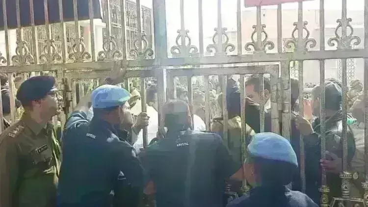 कांग्रेस प्रदेशाध्यक्ष जीतू पटवारी के समर्थकों ने महाकाल मंदिर के कर्मचारियों से की मारपीट, FIR दर्ज कांग्रेस प्रदेशाध्यक्ष जीतू पटवारी के समर्थकों ने महाकाल मंदिर के कर्मचारियों से की मारपीट, FIR दर्ज