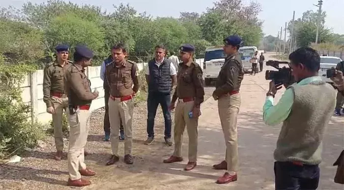 रायपुर में दिनदहाड़े युवक ने व्यापारी को मारी गोली, गंभीर रायपुर में दिनदहाड़े युवक ने व्यापारी को मारी गोली, गंभीर