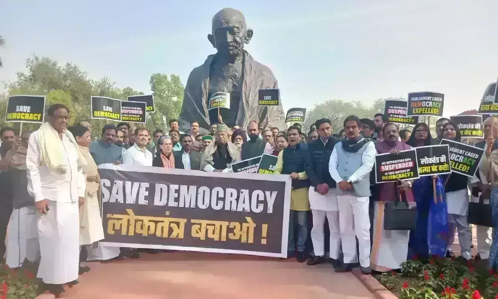 निलंबित सांसदों ने संसद भवन परिसर में किया प्रदर्शन, खड़गे ने बताया गलत