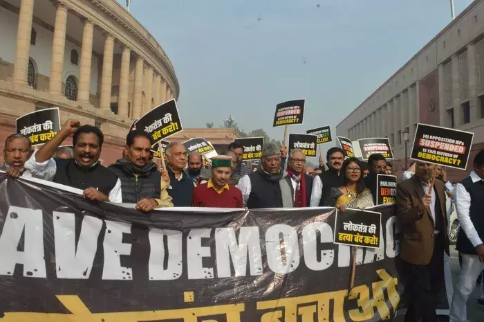 संसद की सुरक्षा में चूक व सांसदों के निलंबन को लेकर विपक्ष ने विरोध प्रदर्शन किया