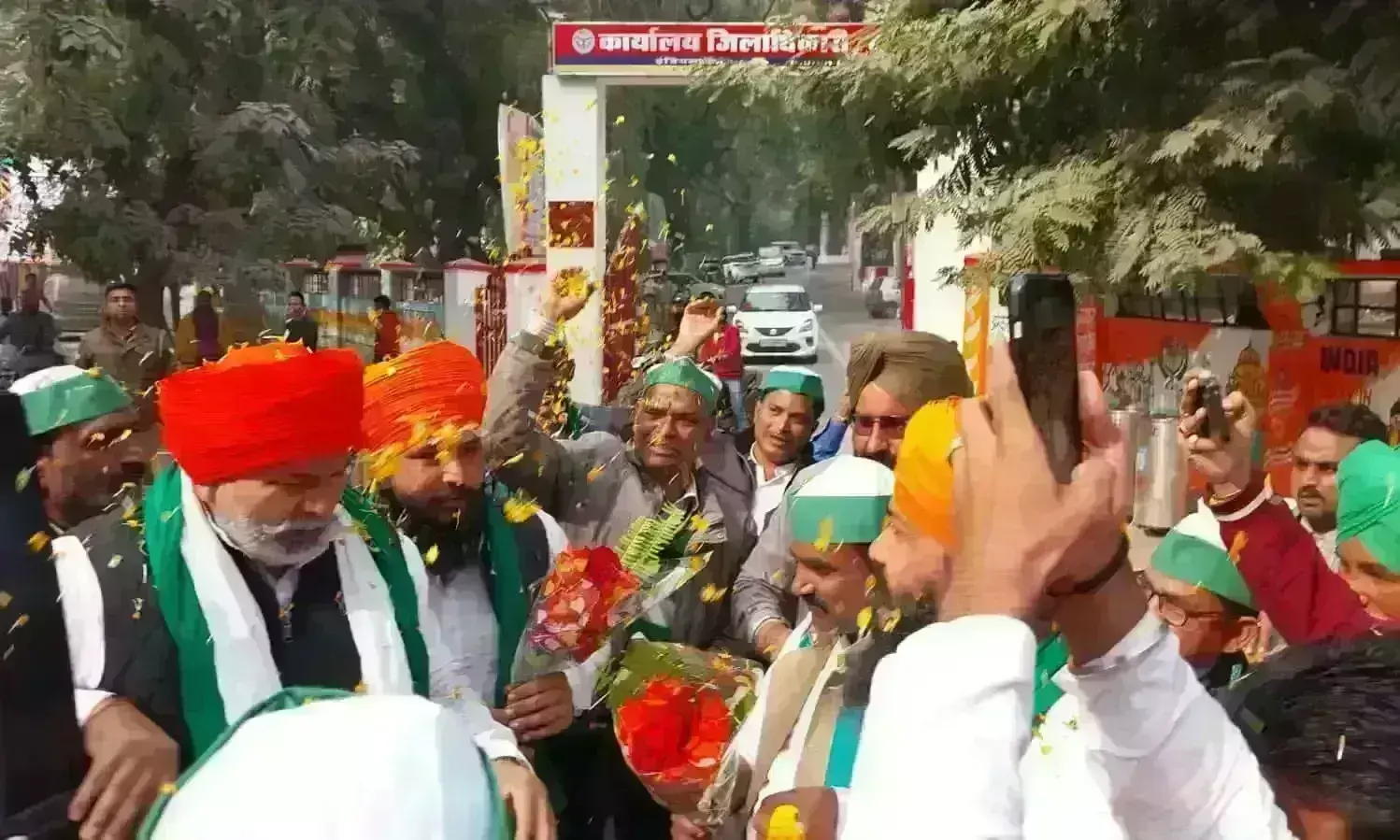 सरकार पर भड़के राकेश टिकैत, कहा - आवाज उठाने वाले सांसदों को निलंबित और जनता को भेजा जा रहा जेल