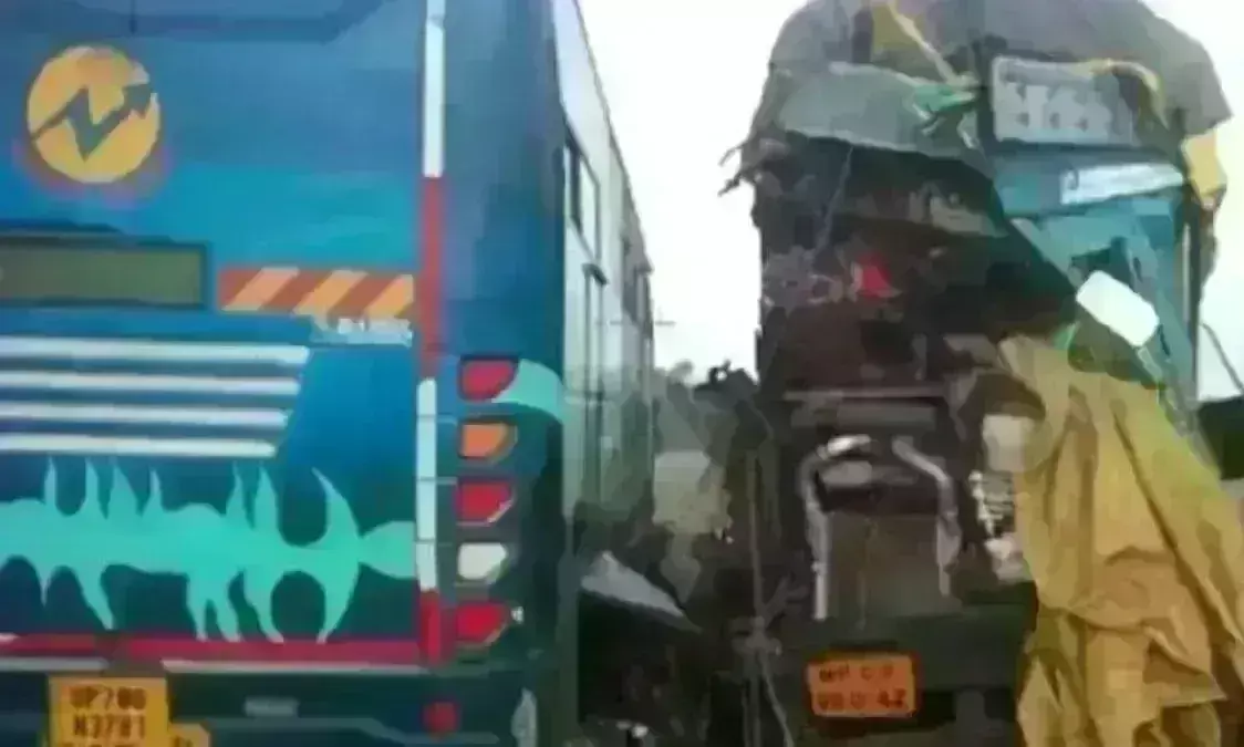 इंदौर-इच्छापुर हाईवे पर बस और ट़्रक की सीधी भिंड़त, एक यात्री की मौत, कई घायल इंदौर-इच्छापुर हाईवे पर बस और ट़्रक की सीधी भिंड़त, एक यात्री की मौत, कई घायल
