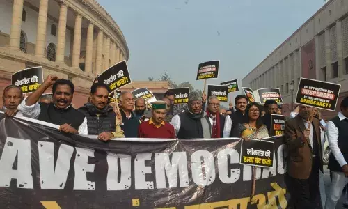 संसद की सुरक्षा में चूक व सांसदों के निलंबन को लेकर विपक्ष ने विरोध प्रदर्शन किया