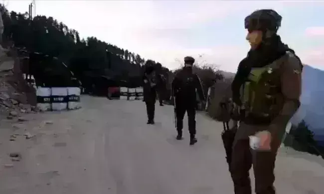 जम्मू में भारतीय सेना की दो गाड़ियों पर आतंकी हमला, तीन जवान घायल