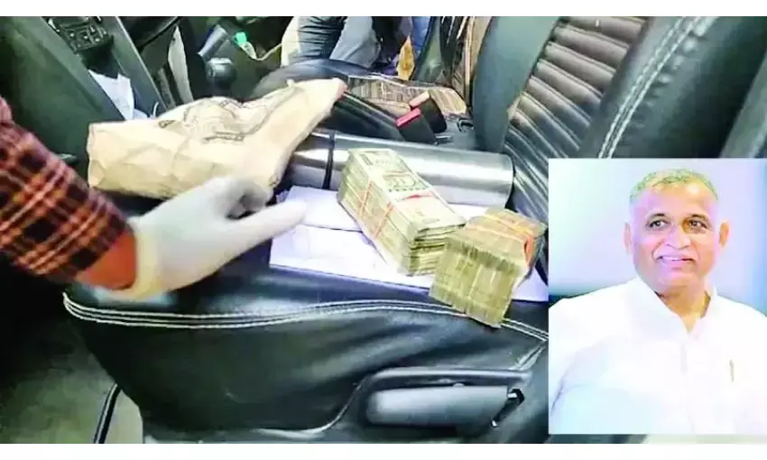 रंगेहाथों रिश्वत लेते पकड़े गए लेखपाल