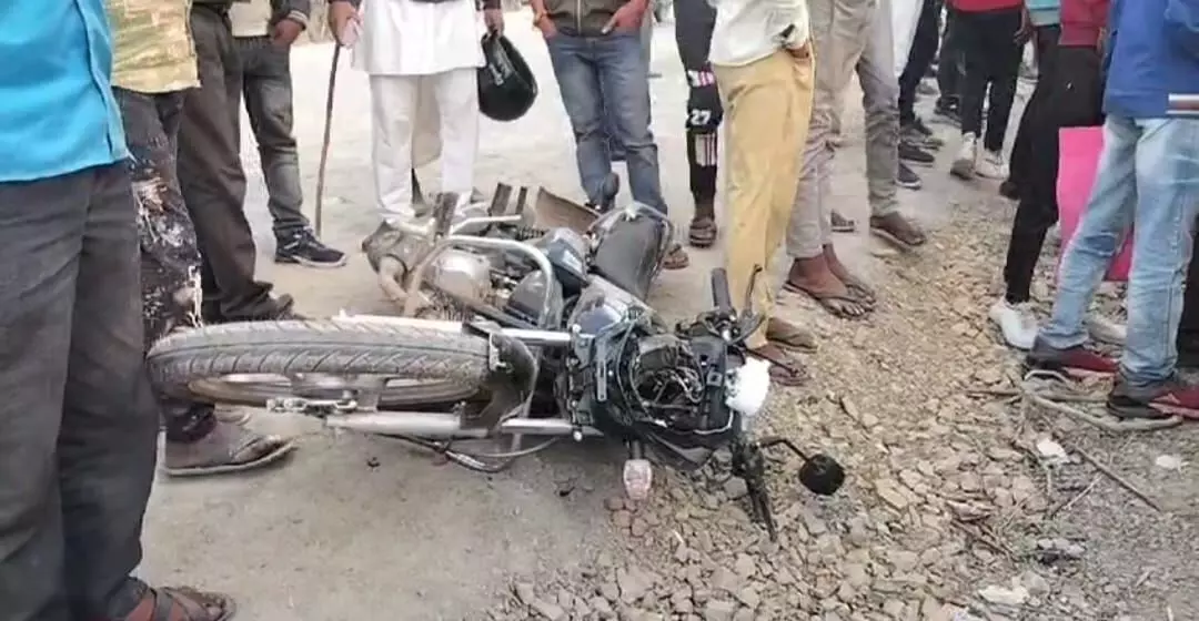 अनियंत्रित बस ने बाइक को रौंदा, मां-बेटे की मौत