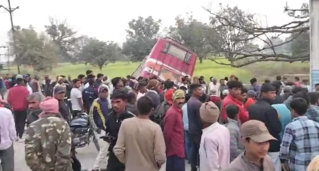 अनियंत्रित बस ने बाइक को रौंदा, मां-बेटे की मौत