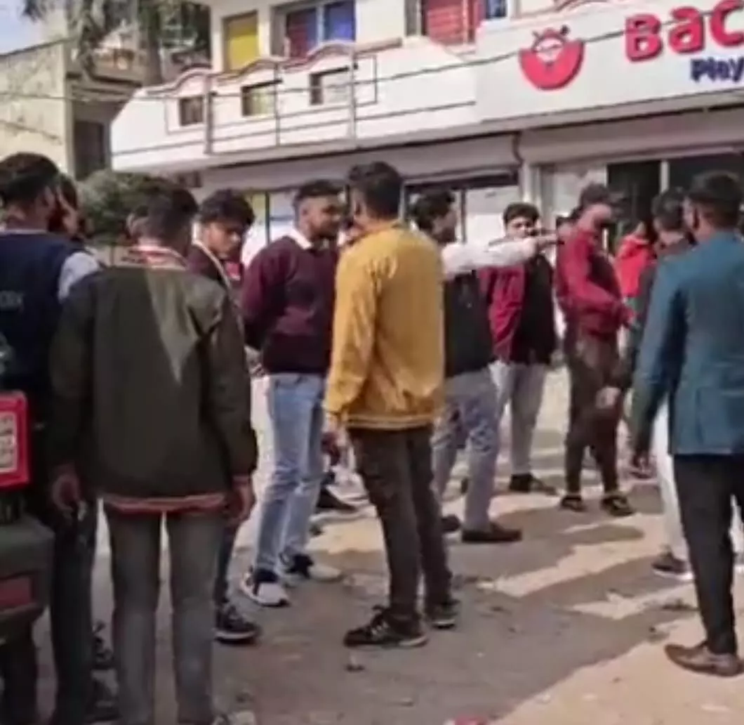 बच्चों को संता क्लाज बनाया तो बजरंगियों ने किया हंगामा