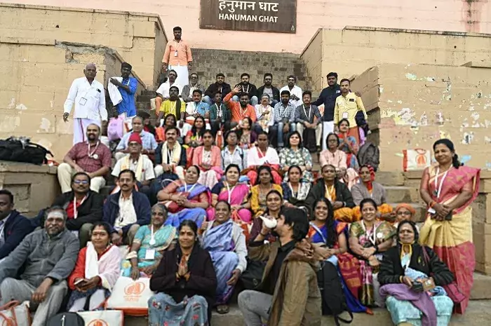 तमिल प्रोफेशनल समूह महाकवि सुब्रह्मण्य भारती के घर एवं कांची मठ पहुंचा तमिल प्रोफेशनल समूह महाकवि सुब्रह्मण्य भारती के घर एवं कांची मठ पहुंचा