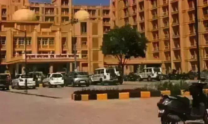 जयारोग्य की पार्किंग व्यवस्था चौपट, जगह-जगह अव्यवस्थित खड़े हो रहे वाहन