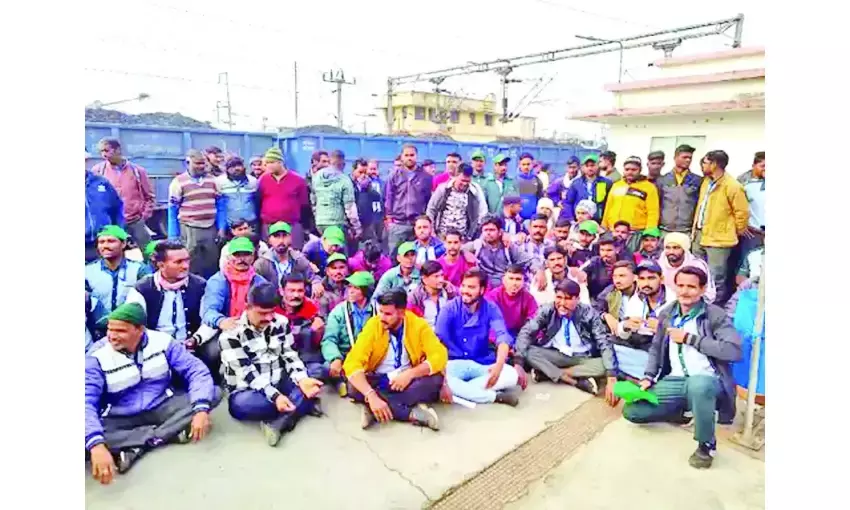 रेलवे स्टेशन पर सफाई कर्मचारियों ने की हड़ताल
