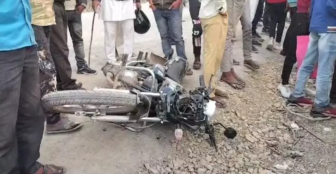 अनियंत्रित बस ने बाइक को रौंदा, मां-बेटे की मौत