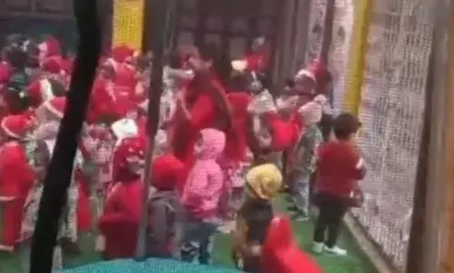 बच्चों को संता क्लाज बनाया तो बजरंगियों ने किया हंगामा