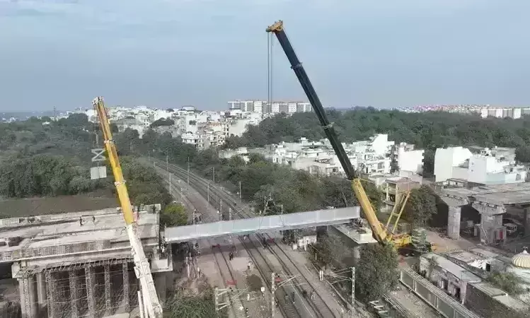 दो घंटे का ब्लॉक लेकर चढ़ाए आखिरी के दो गार्डर, अब आज से कसे जाएंगे