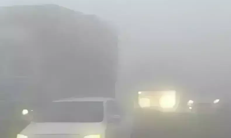 कोहरे के कारण आधा दर्जन वाहन आपस में टकराए, एक दर्जन यात्री घायल