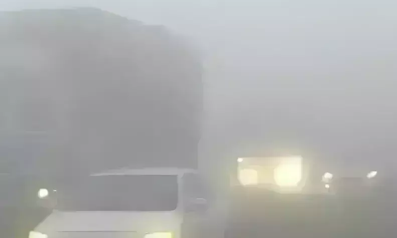 कोहरे के कारण आधा दर्जन वाहन आपस में टकराए, एक दर्जन यात्री घायल