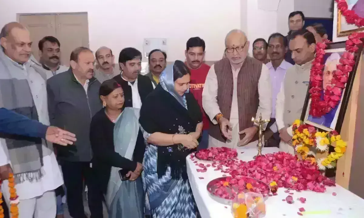 महापौर ने किया पूर्व प्रधानमंत्री वा भारत रत्न स्वर्गीय अटल बिहारी बाजपेई को नमन