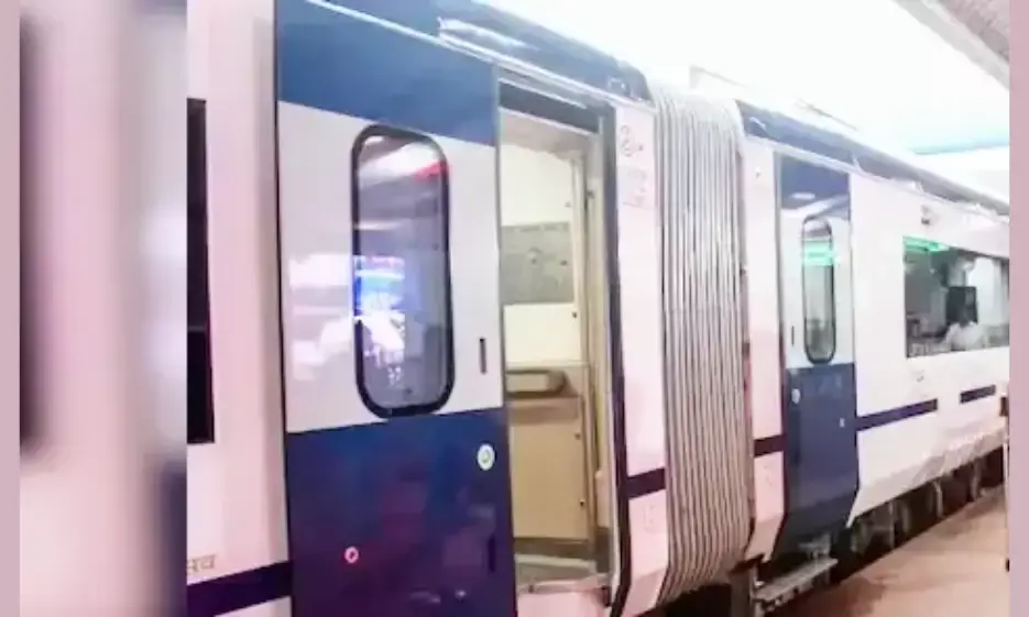 वंदे भारत के गेट हुए बंद, टीटीई व डिप्टी एसएस पहुंचे झांसी