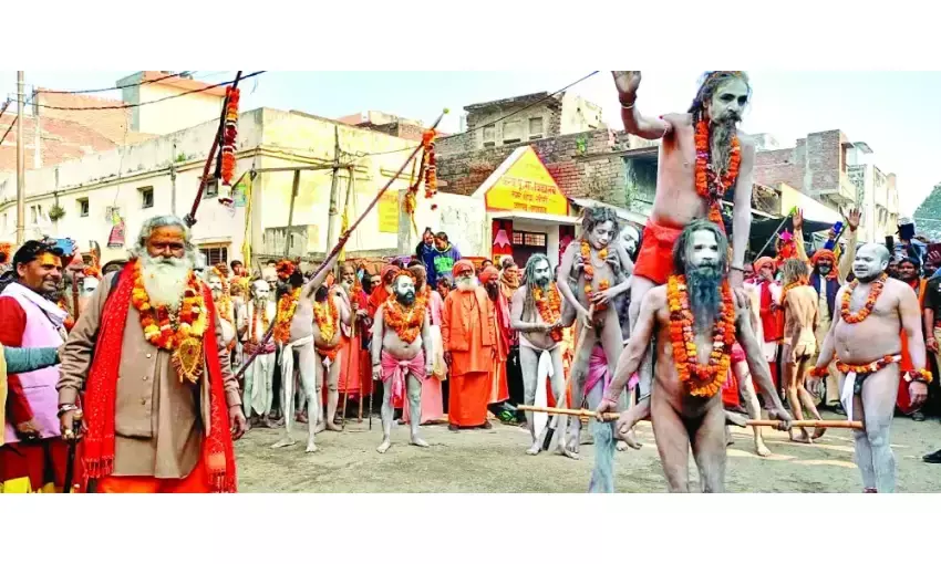 नागा साधुओं ने बैंड बाजों के साथ धूमधाम से निकाली शाही सवारी