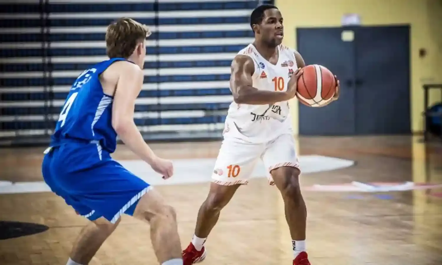 इजरायली बास्केटबॉल क्लब हापोएल तेल अवीव ने डेज़माइन वेल्स के साथ किया करार