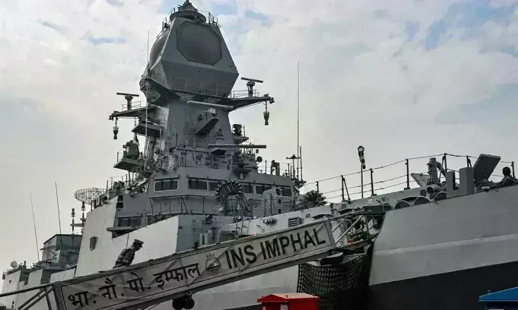 नौसेना के बेड़े में शामिल हुआ स्वदेशी डिस्ट्रॉयर जंगी जहाज इंफाल, जानिए नए युद्धपोत की खासियत