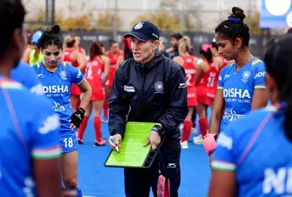 हॉकी इंडिया ने राष्ट्रीय महिला कोचिंग शिविर के लिए की 34 सदस्यीय कोर संभावित समूह की घोषणा हॉकी इंडिया ने राष्ट्रीय महिला कोचिंग शिविर के लिए की 34 सदस्यीय कोर संभावित समूह की घोषणा