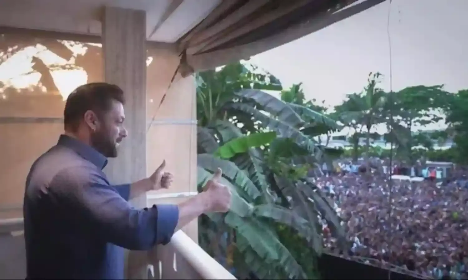 सलमान खान को जन्मदिन की बधाई देने गैलेक्सी के बाहर लगा फैंस का जमावड़ा