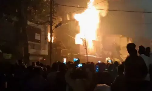 खंडवा: अवैध गैस सिलेंडर गोदाम में लगी भीषण आग, गैस टंकियों में हुए ब्लास्ट दहला पूरा क्षेत्र