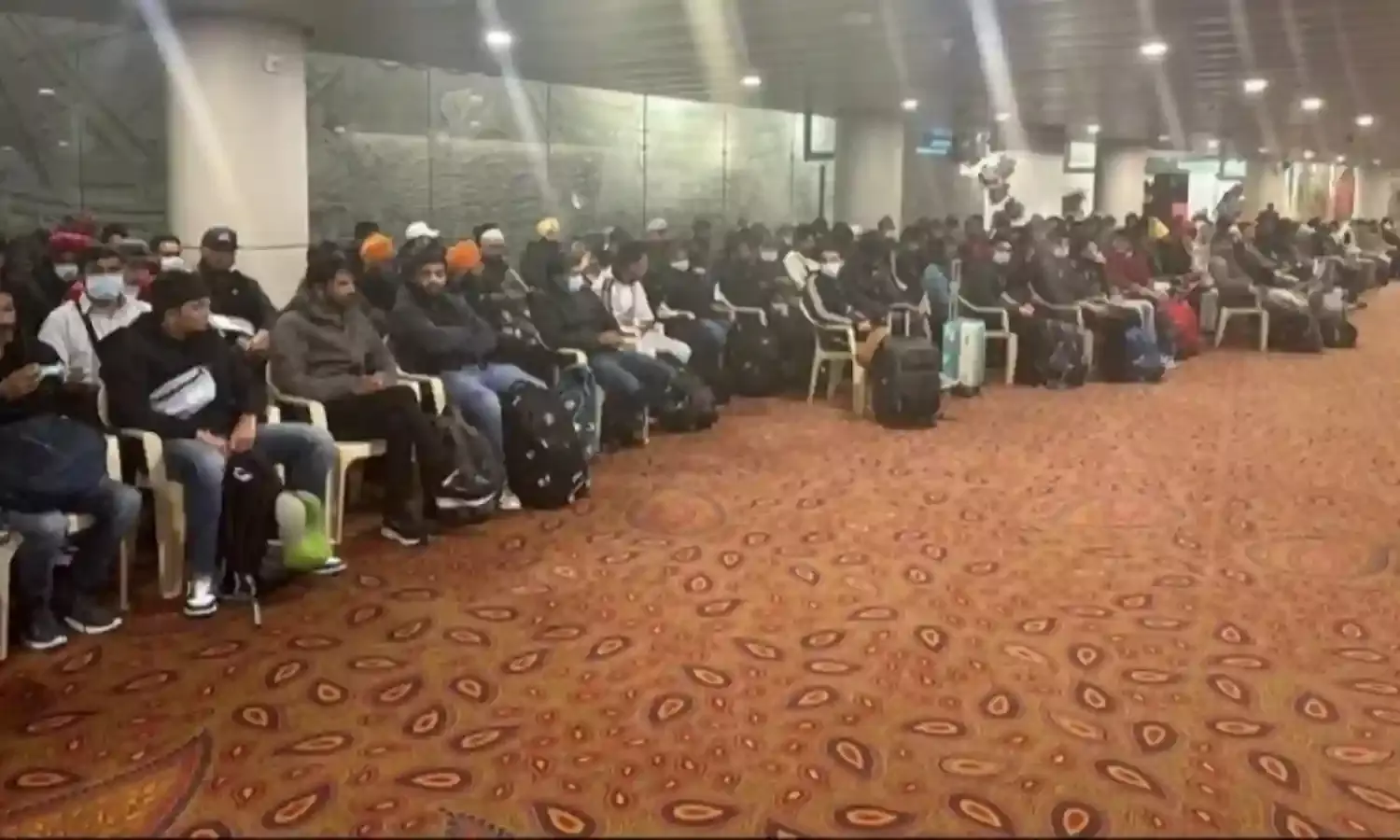 फ्रांस में रोके गए 25 भारतीयों यात्रियों को किया गया मुक्त