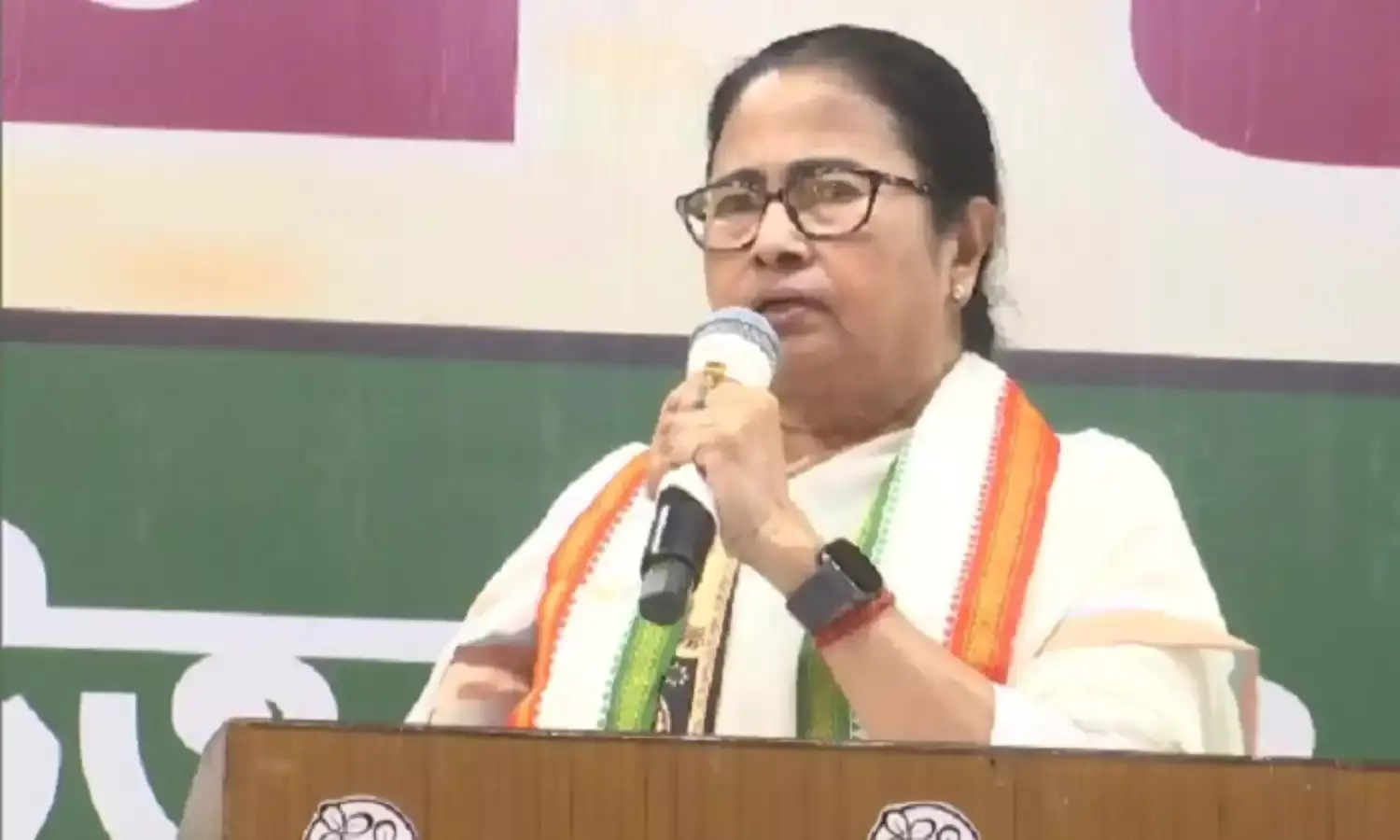 सभी धर्मों का सम्मान जरूरी, धर्म की राजनीति बंद होनी चाहिए- ममता सभी धर्मों का सम्मान जरूरी, धर्म की राजनीति बंद होनी चाहिए- ममता