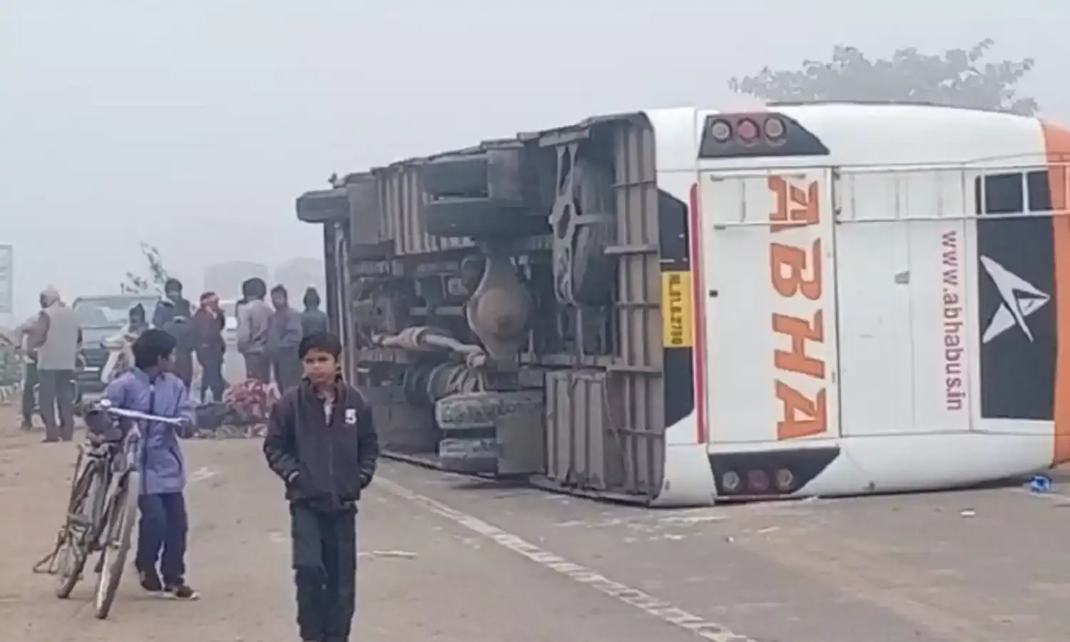 रीवा में घने कोहरे की वजह से यात्रियों से भरी बस पलटी, छह घायल रीवा में घने कोहरे की वजह से यात्रियों से भरी बस पलटी, छह घायल