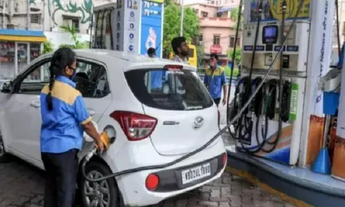 कच्चा तेल 80 डॉलर प्रति बैरल के करीब, पेट्रोल-डीजल की कीमत स्थिर