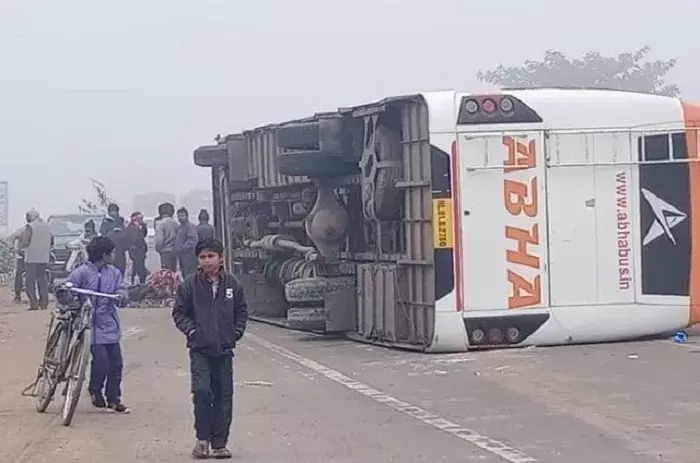 रीवा में घने कोहरे की वजह से यात्रियों से भरी बस पलटी, छह घायल