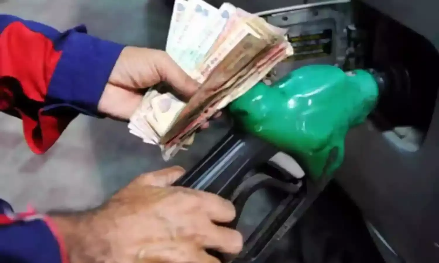 पेट्रोल-डीजल की कीमत स्थिर, कच्चा तेल 78 डॉलर प्रति बैरल के करीब