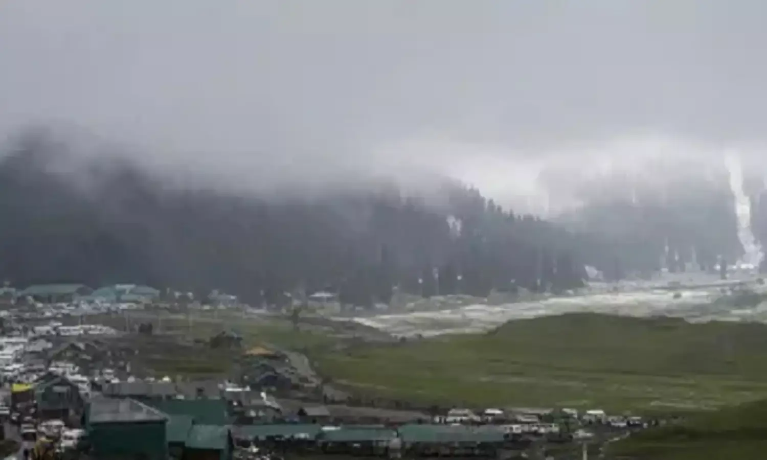 कश्मीर घाटी में पड़ रही है हाड़ कांपा देने वाली ठंड