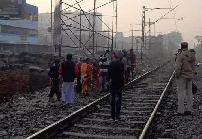 मां-बेटी के शव रेलवे लाइन के किनारे मिले