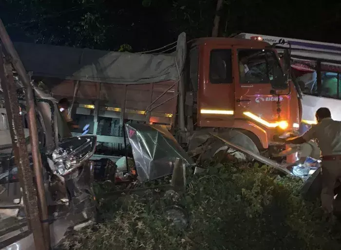 तमिलनाडु में तीर्थयात्रियों के तीन वाहनों पर चढ़ा ट्रक, पांच की मौत, 19 घायल