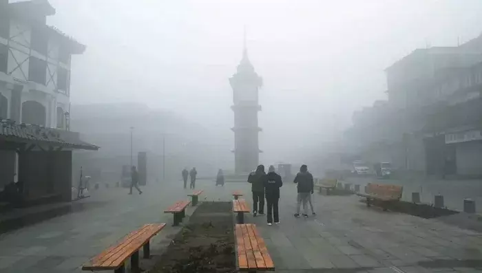 कश्मीर घाटी में सुबह घने कोहरे के बाद भी कुछ हिस्सों में दृश्यता में आया सुधार कश्मीर घाटी में सुबह घने कोहरे के बाद भी कुछ हिस्सों में दृश्यता में आया सुधार