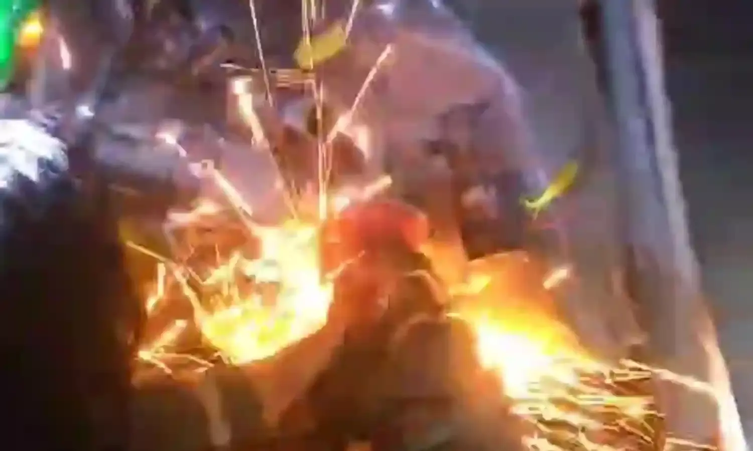 शिवपुरी में हादसा, ओवर ब्रिज से टकराया लोडिंग वाहन,ड्राइवर को कटर से काटकर बाहर निकाला