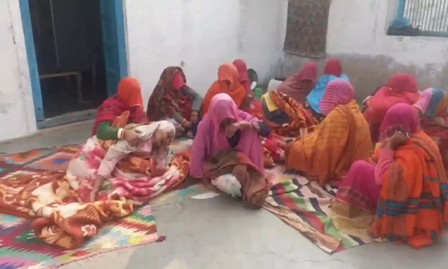 बेटे ने सोते हुए माता-पिताऔर बहन को कुल्हाड़ी से काट डाला, सुबह बिस्किट खाते पहुंचा थाने