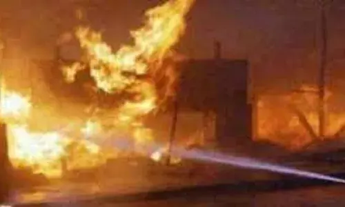 फ़ास्ट फ़ूड दुकान में लगी आग, कपड़ा दुकान भी जलकर राख फ़ास्ट फ़ूड दुकान में लगी आग, कपड़ा दुकान भी जलकर राख