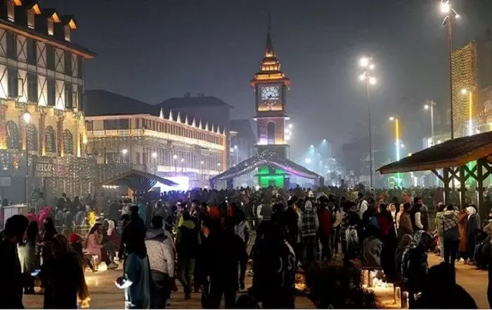 लाल चौक से लॉस एंजिल्स तक नए साल के जश्न में डूबे लोग लाल चौक से लॉस एंजिल्स तक नए साल के जश्न में डूबे लोग