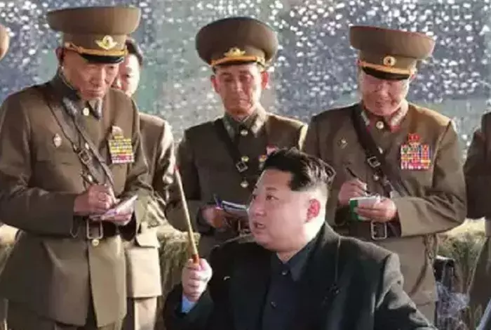 किम जोंग ने सेना को दिया आदेश, अमेरिका और दक्षिण कोरिया अगर उकसाएं तो उन्हें तबाह कर दो किम जोंग ने सेना को दिया आदेश, अमेरिका और दक्षिण कोरिया अगर उकसाएं तो उन्हें तबाह कर दो