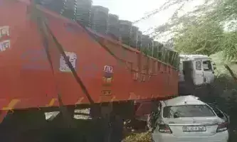 मंदसौर में बड़ा हादसा, दिल्ली-मुंबई एक्सप्रेस पर सीमेंट से भरे खड़े ट्रेलर में पीछे से जा घुसी कार, तीन की माैत मंदसौर में बड़ा हादसा, दिल्ली-मुंबई एक्सप्रेस पर सीमेंट से भरे खड़े ट्रेलर में पीछे से जा घुसी कार, तीन की माैत