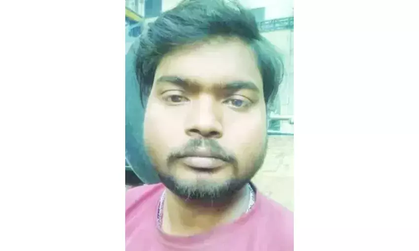 दोस्तों के साथ गए युवक का रास्ते में पड़ा मिला शव