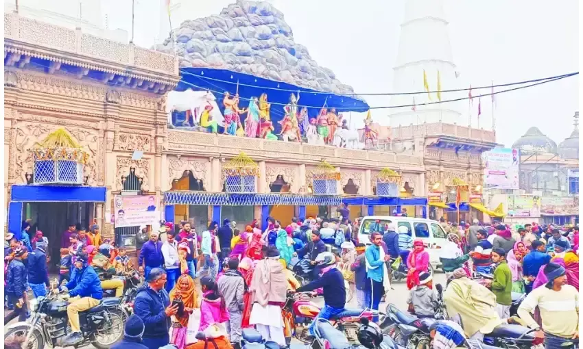 नववर्ष पर गिरिराज का आशीर्वाद लेने को उमड़ा भक्तों का सैलाब